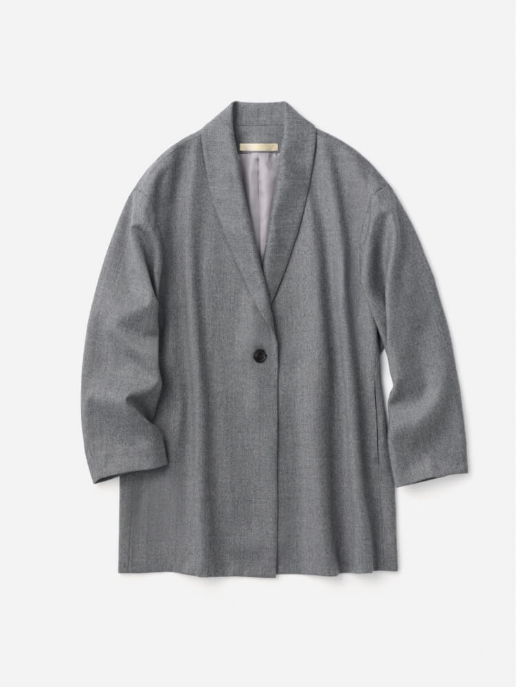 上品で奥行きのあるグレーのジャケット