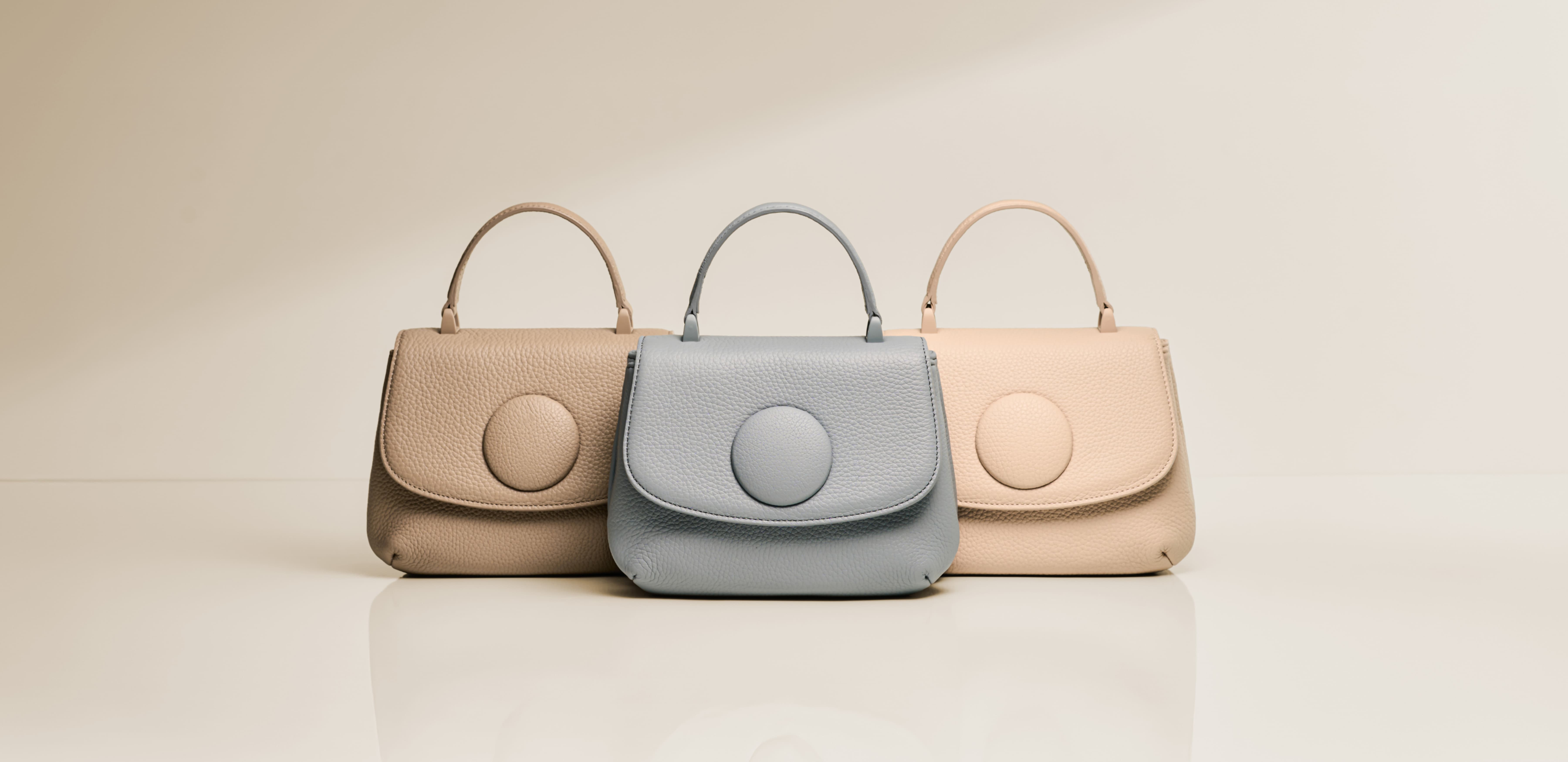 2枚の天板を長針と短針に見立てた「時計台」は地階のシンボル