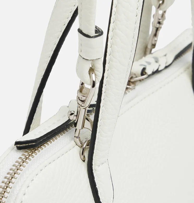 ショルダーバッグとミニバック2WAY仕様を支えるこまやかなデザイン