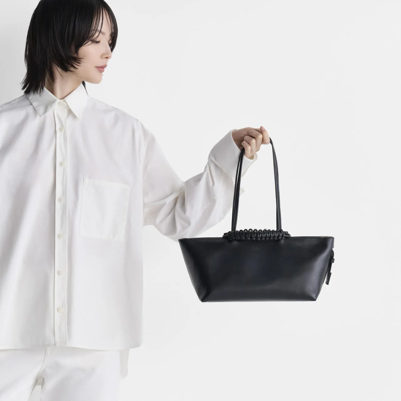 「SAGAN Vienna」バッグ 税込￥94,600　シャツ 税込￥49,500 