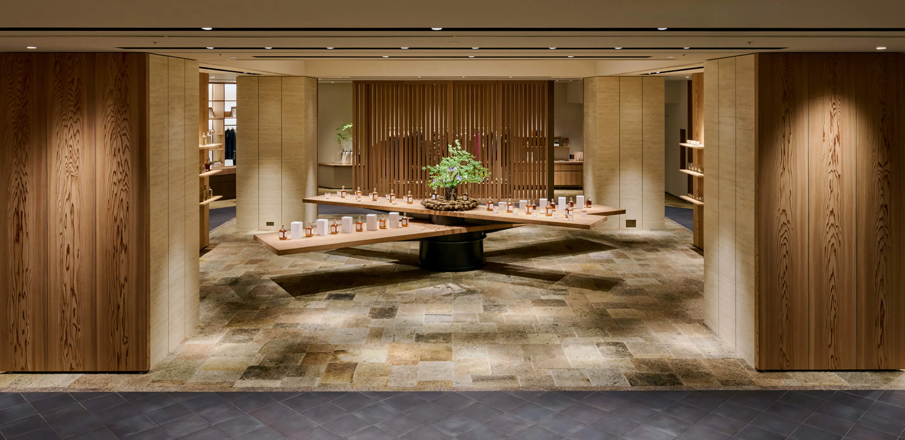 2枚の天板を長針と短針に見立てた「時計台」は地階のシンボル