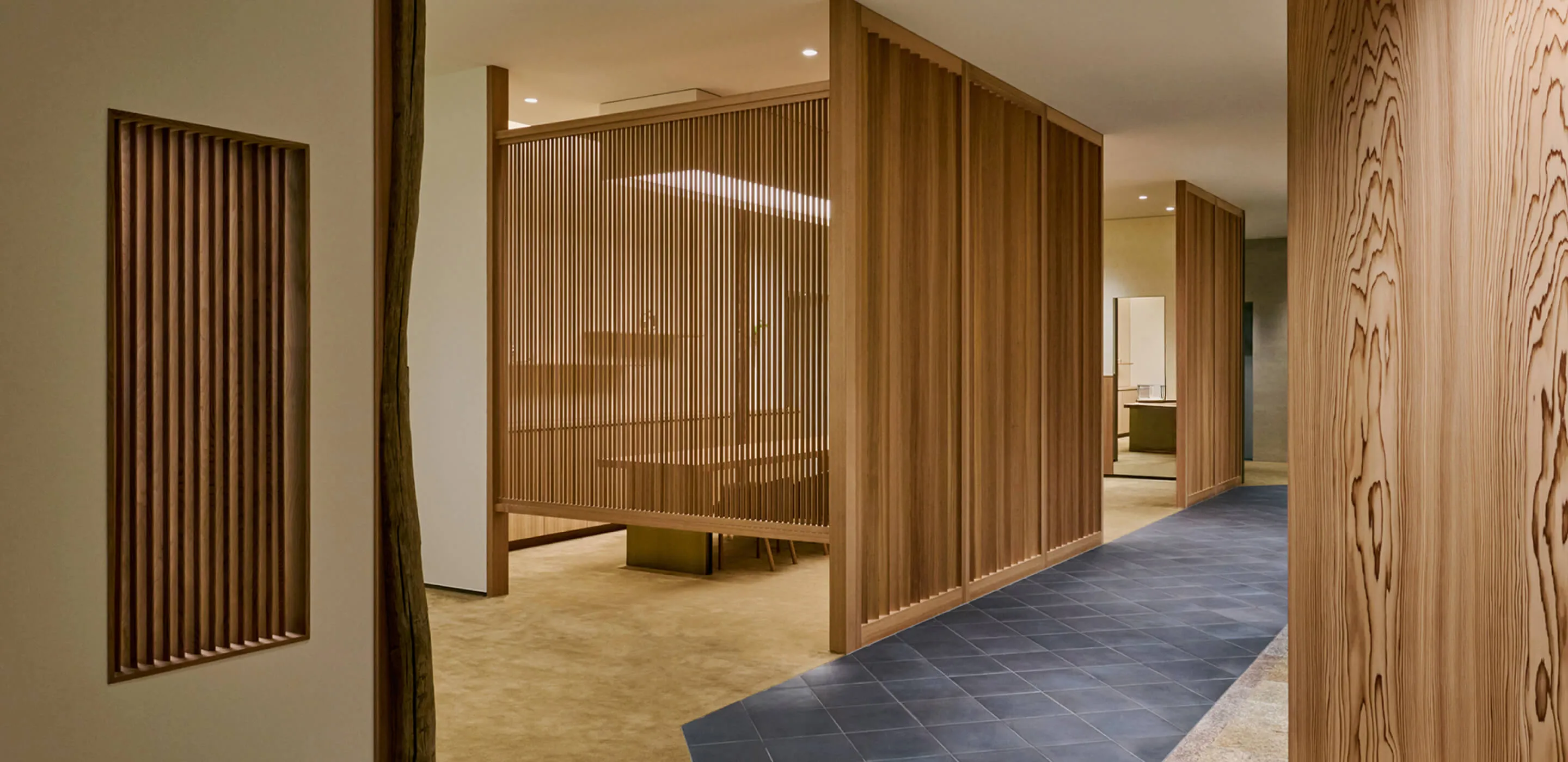 各地から集められた古材を伝統的な技法で仕上げた店内