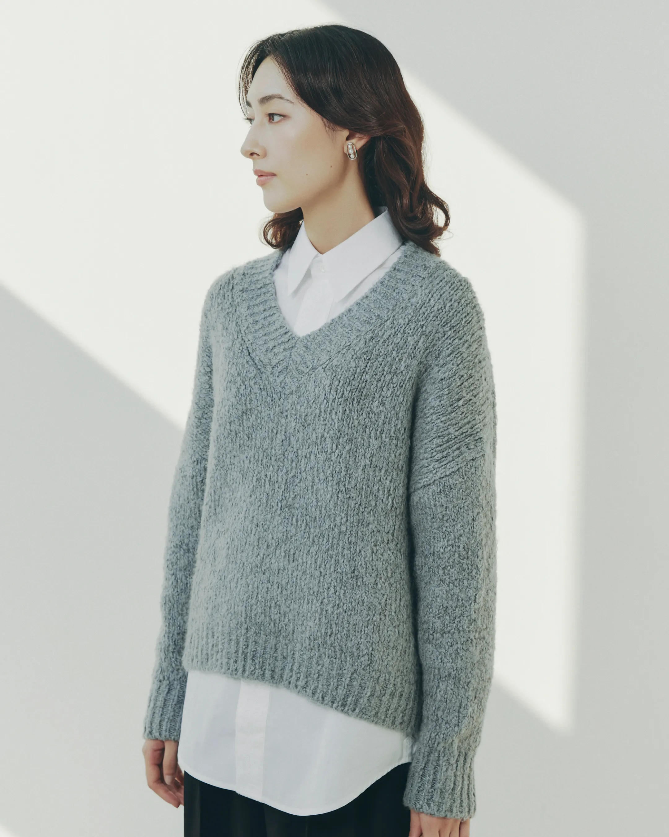 モデルに近づくことで、耳に付けられたリロ ピアス〈3パール・L〉がはっきりと写っている様子