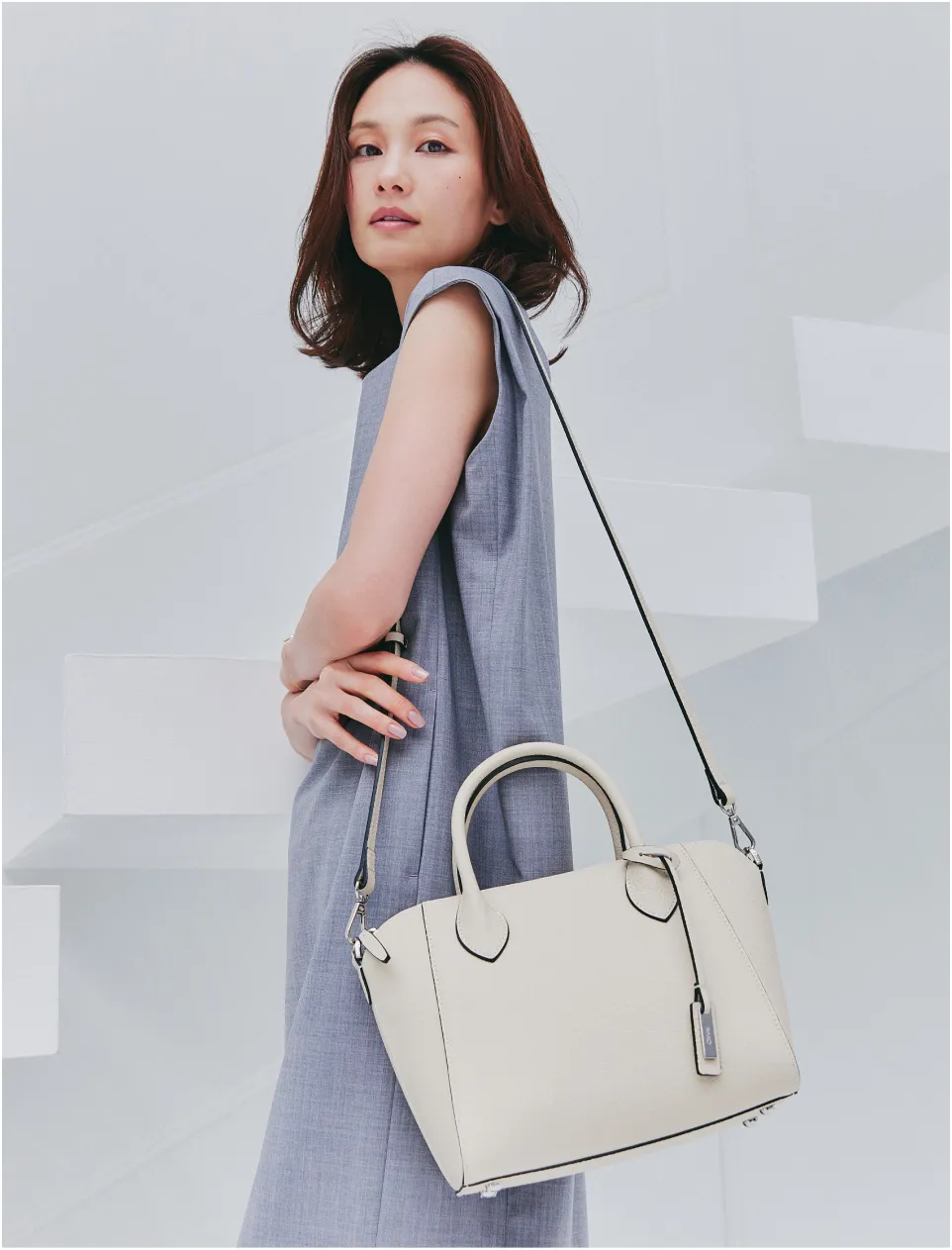 モデルによるショルダーバッグ、肩掛けスタイル