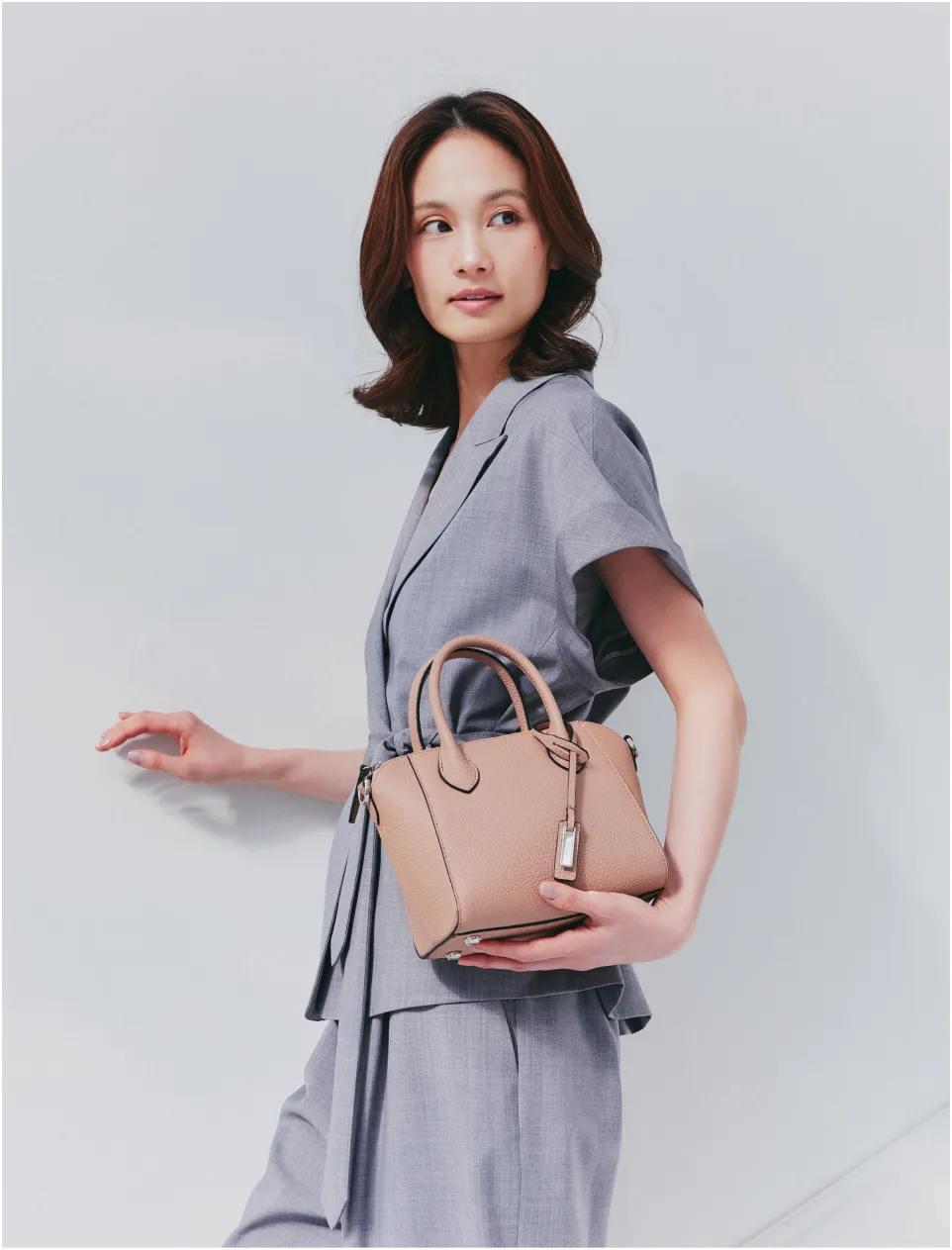 モデルによる手持ちスタイルイメージ。