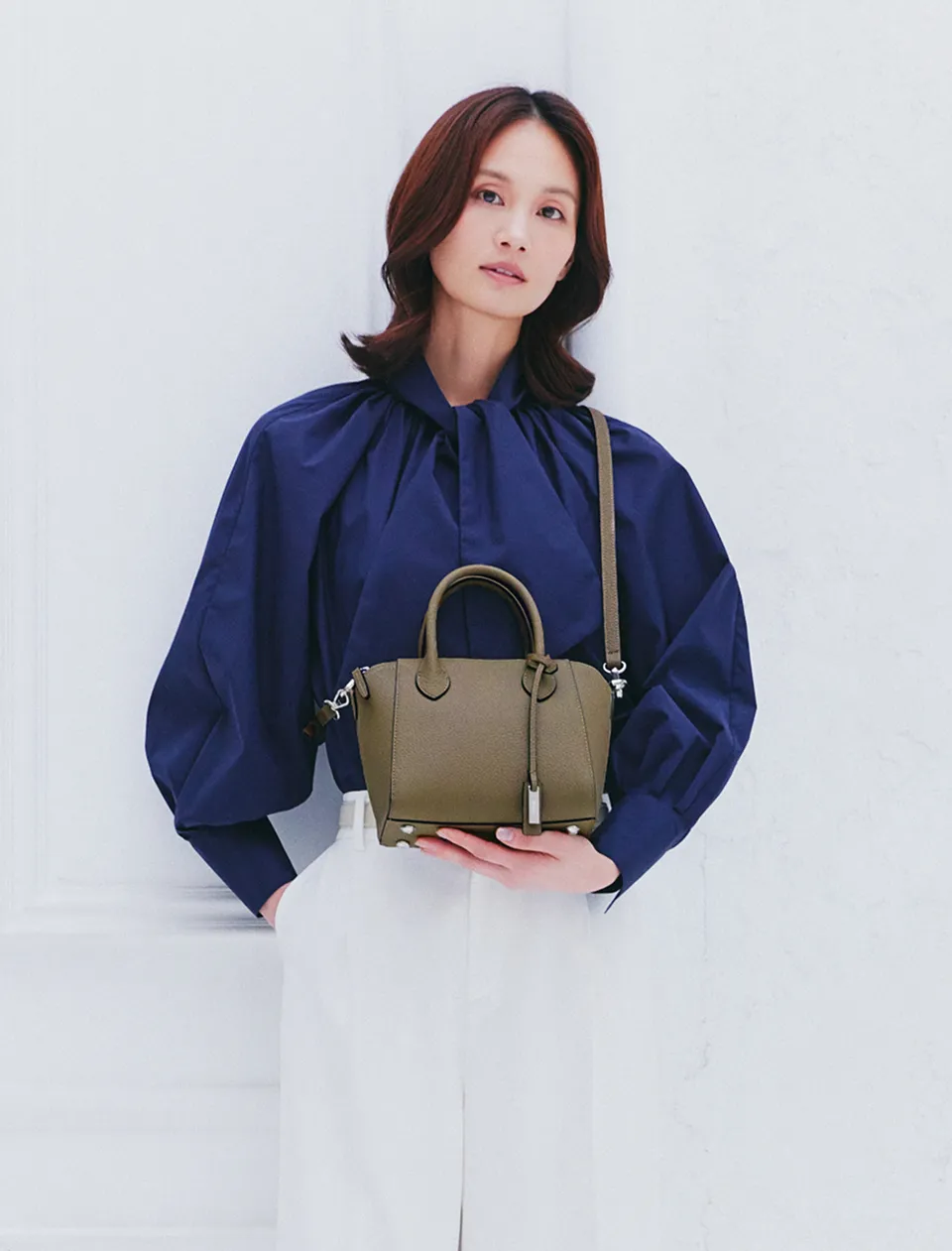 モデルによる肩掛けスタイルイメージ。