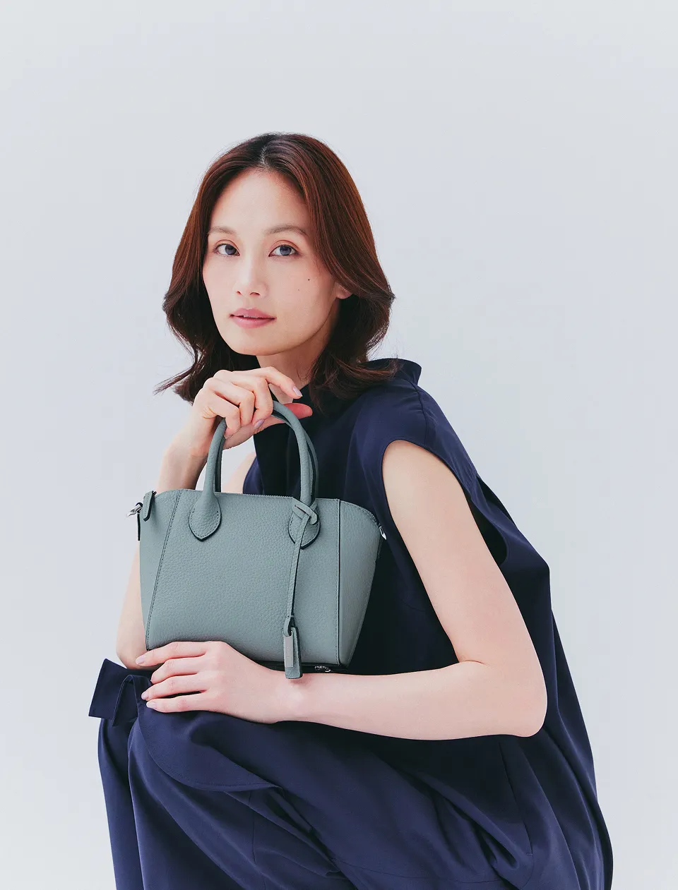 モデルによる肩掛けスタイルイメージ。