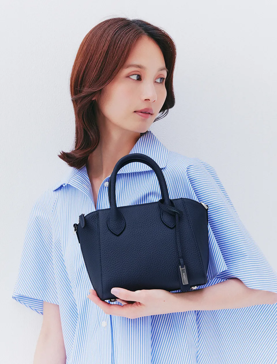 モデルによる手持ちスタイルイメージ。