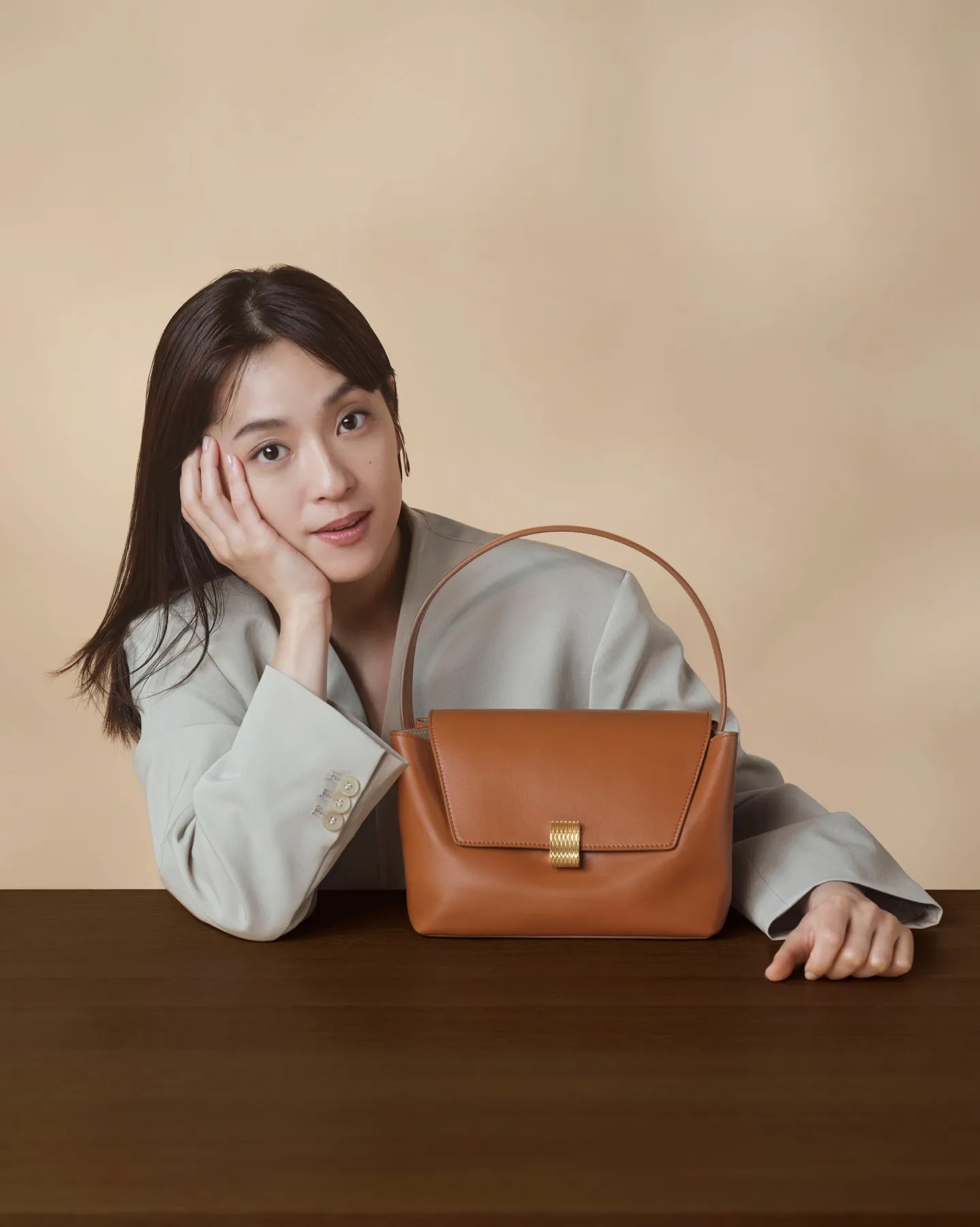 SUIHA トップハンドルバッグミディアム胡桃 使用イメージ