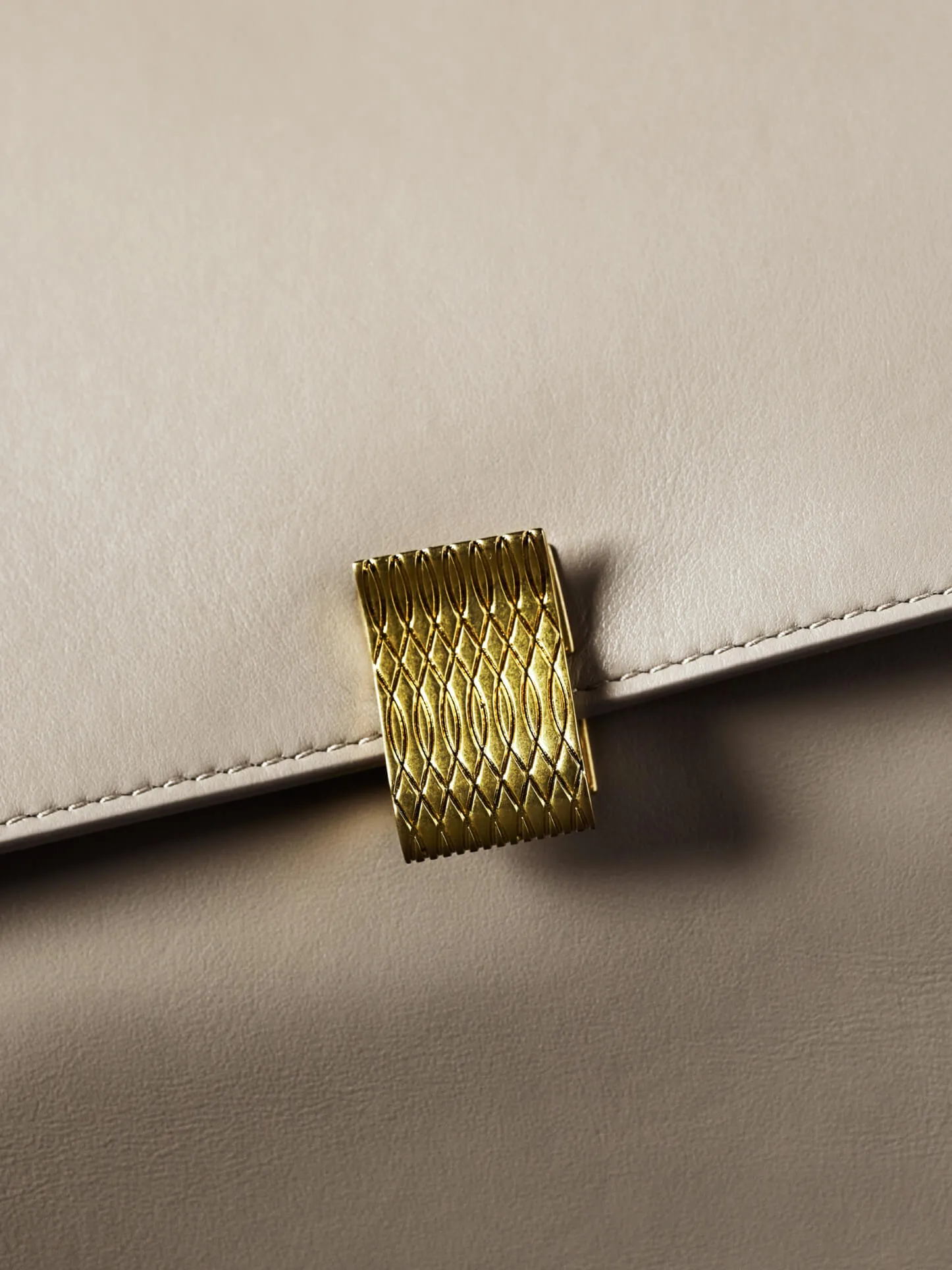 2つの波が連なる紋様を彫り込んだ美しいクラスプ