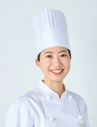 飯岡スーシェフが満面の笑みでこちらを見ている