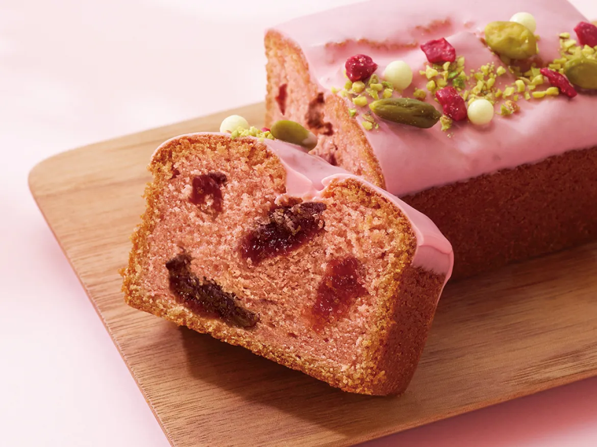 ピンク色が特徴のパウンドケーキ『ケーク フレーズ』の断面のアップ