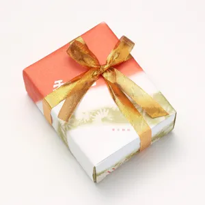 のし紙が包装された箱に金色のリボンが巻かれている