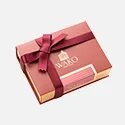 チョコレートを梱包している箱にワインレッドのリボンが巻かれている