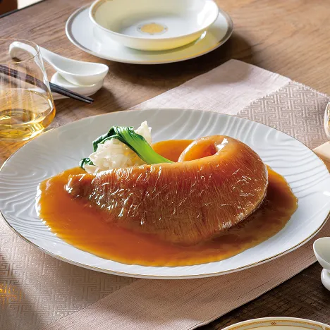 白い器に盛り付けた、とろりとした餡をまとうふかひれの姿煮