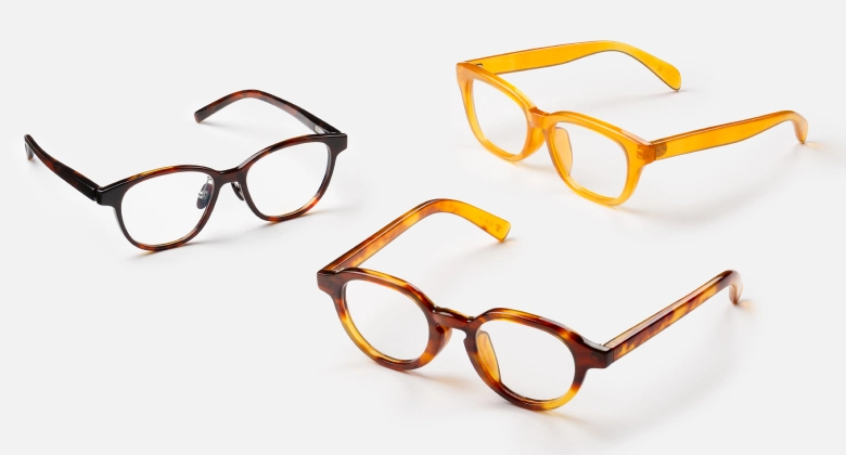 色と形が異なる3つのアイウェア（メガネ）が白い床に置かれている様子