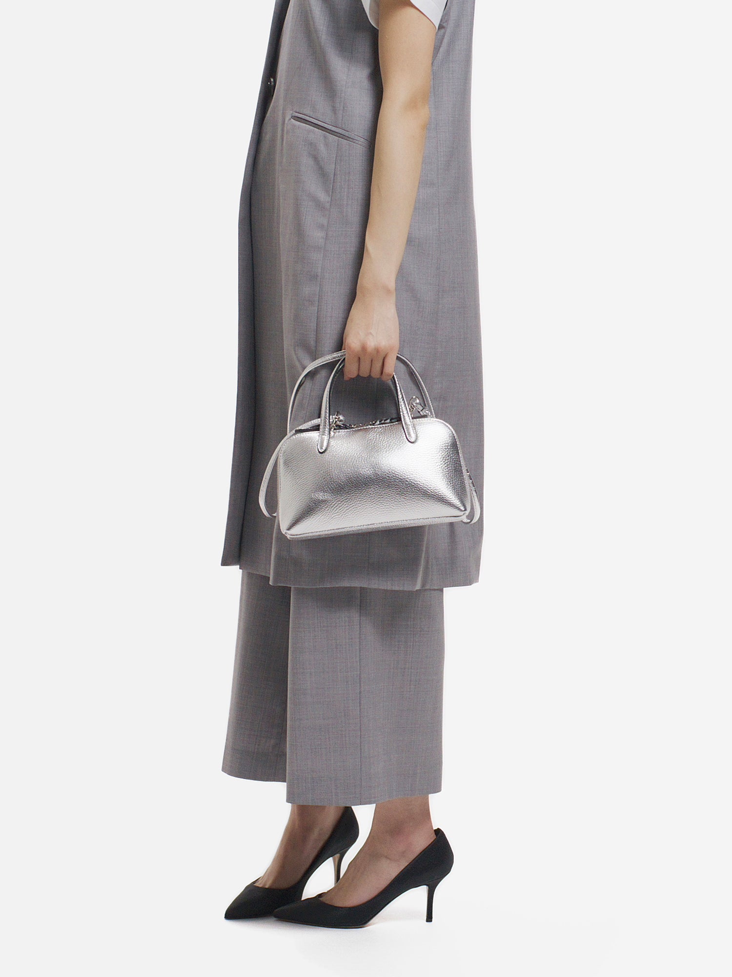 as couture アズ・クチュール  ICE SILVER サコッシュ レザー クラック加工 ショルダーバッグ シルバー レディース【中古】6-0318G∞ 本革 レディース サコッシュ / Awis - アウィス -（スワニーピンク