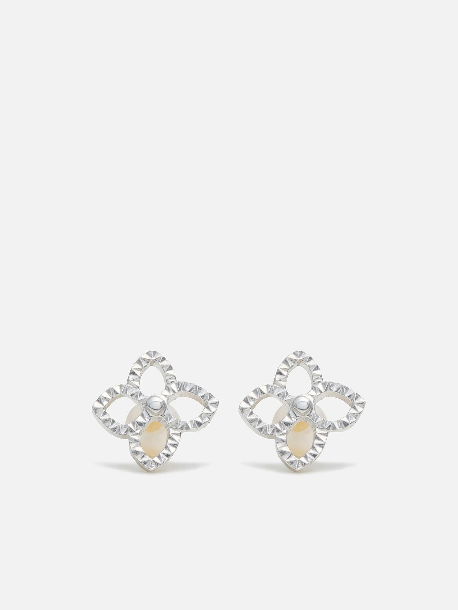 プティ コリエ ピアス「オルタンシアプティ・パールキャッチ